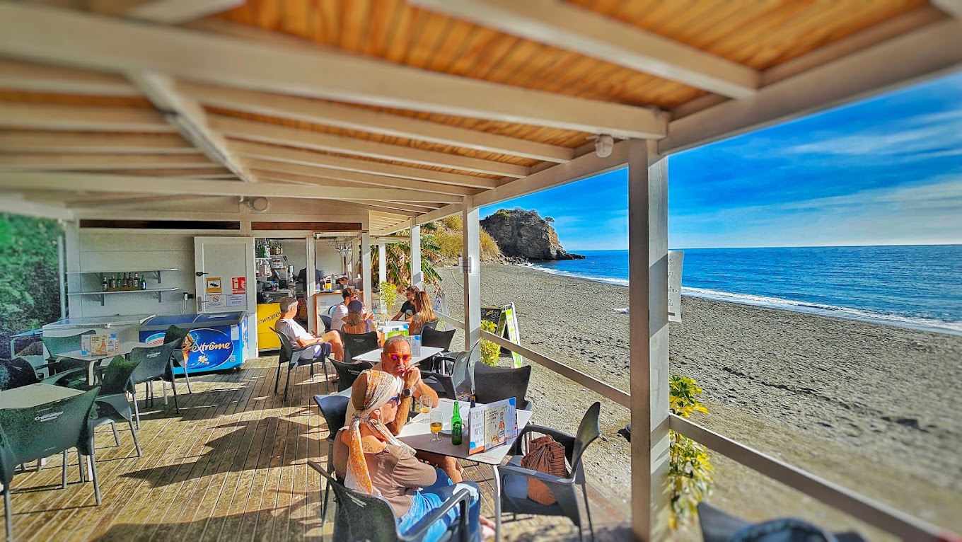 Playas con chiringuitos famosos en España: Sol y gastronomía