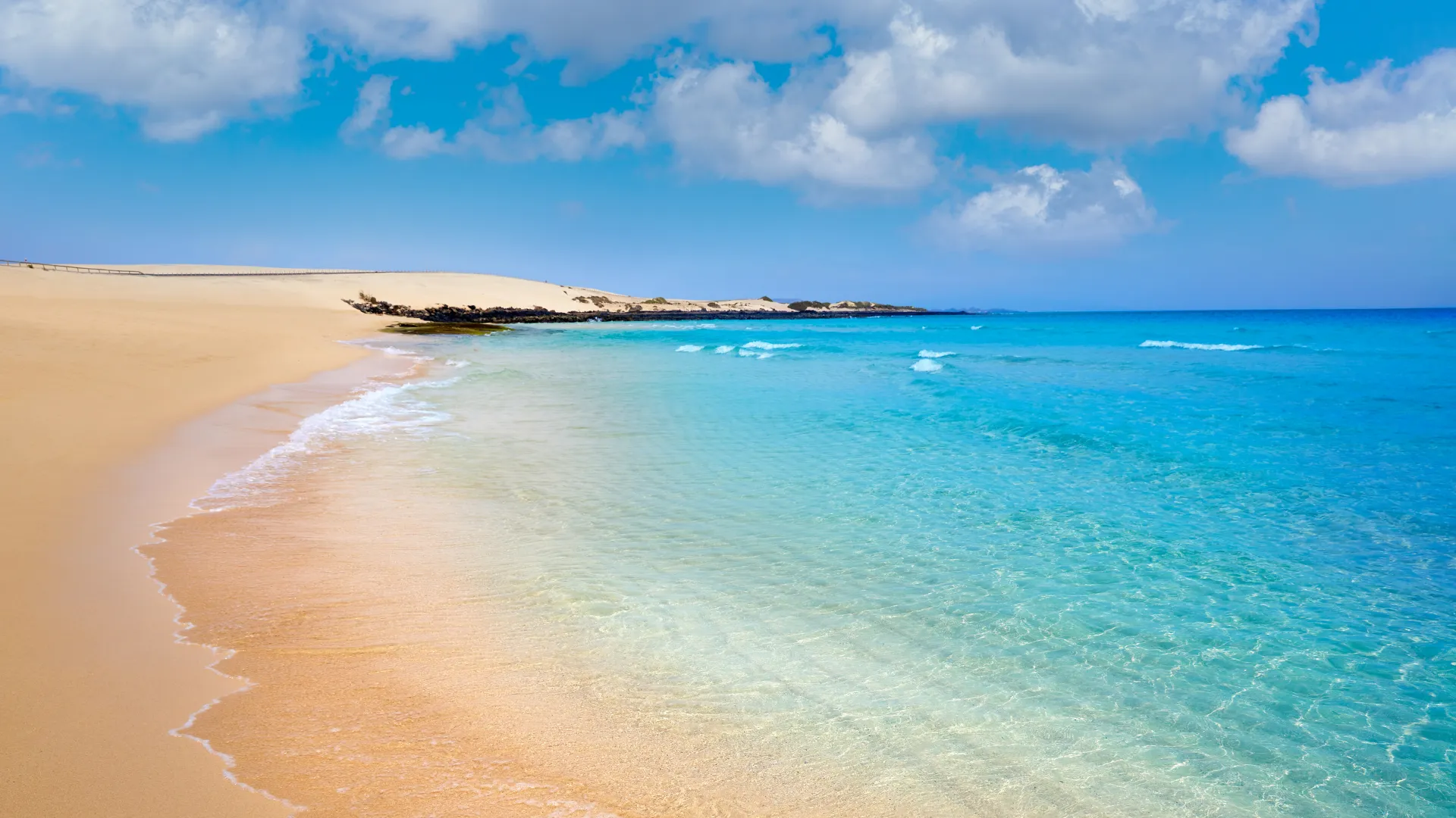 Playas Imprescindibles de Canarias: Sol Eterno y Paisajes de Ensueño